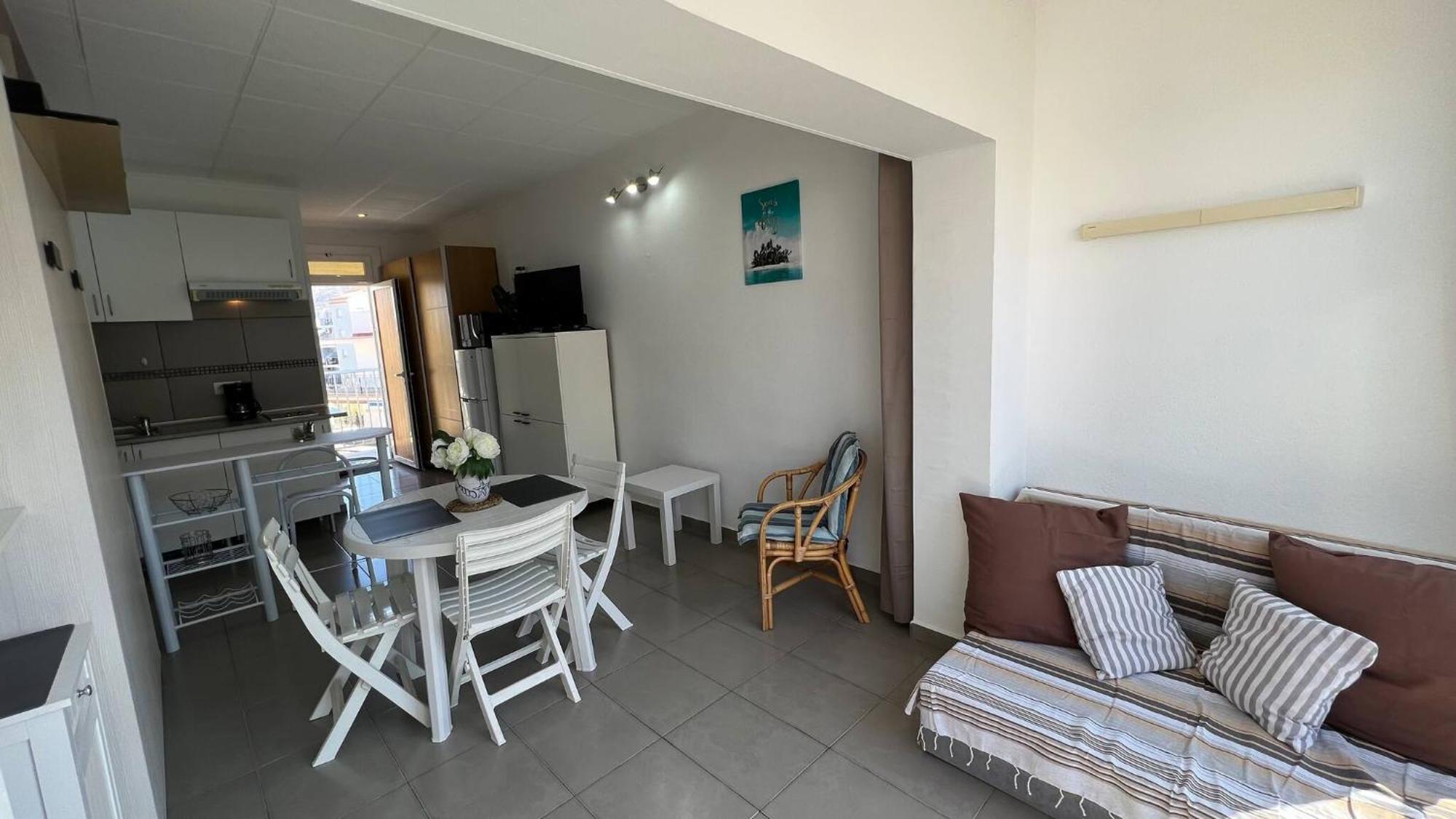 Estudio Moderno En Santa Margarita Appartamento Roses